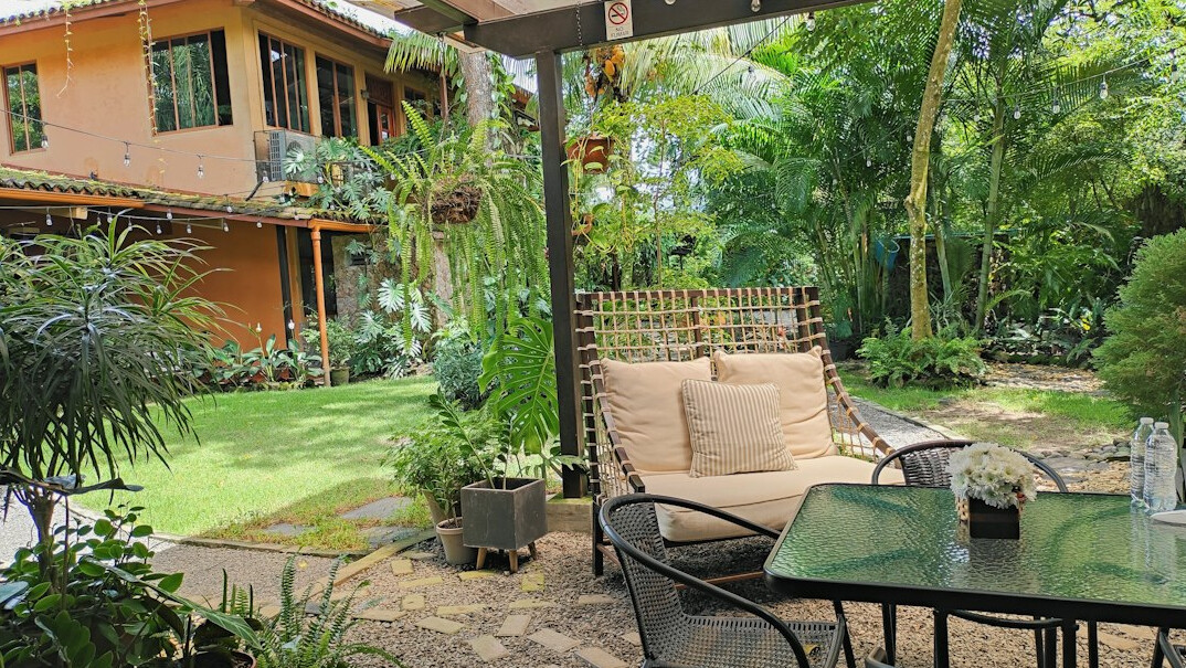 Cozy guesthouse with a garden terrace and tables